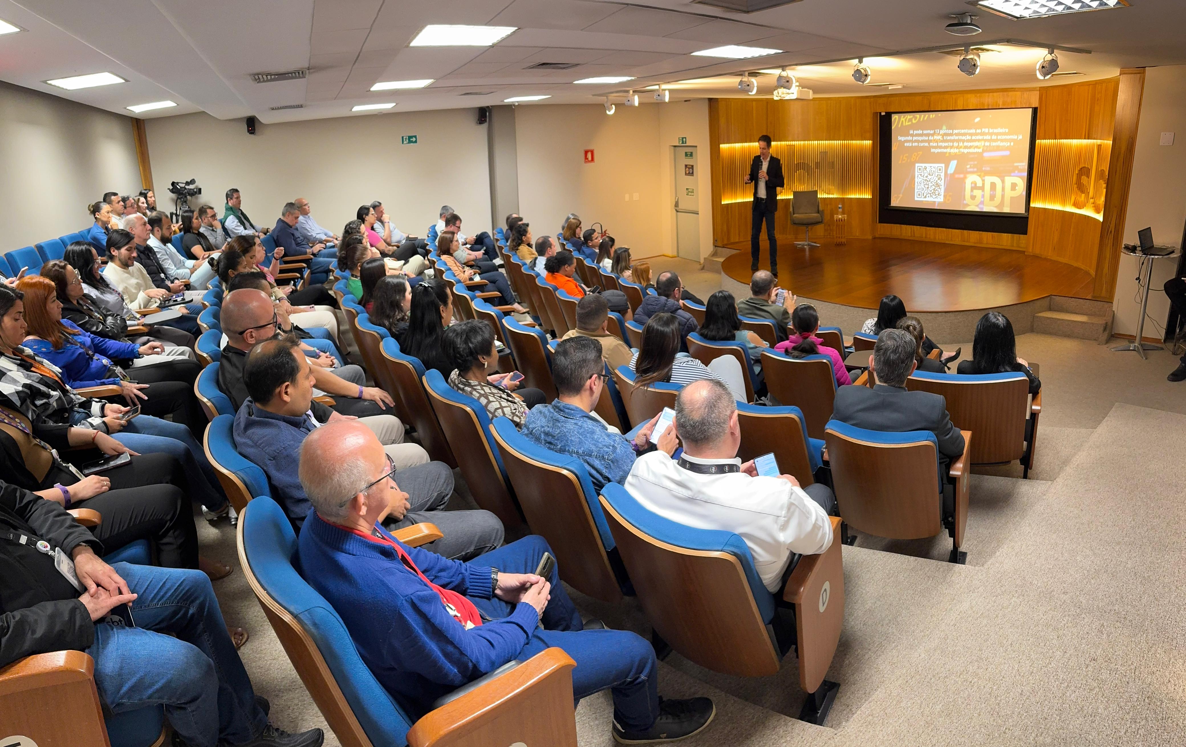 Augusto Salomon em palestra corporativa sobre o impacto da IA no PIB brasileiro