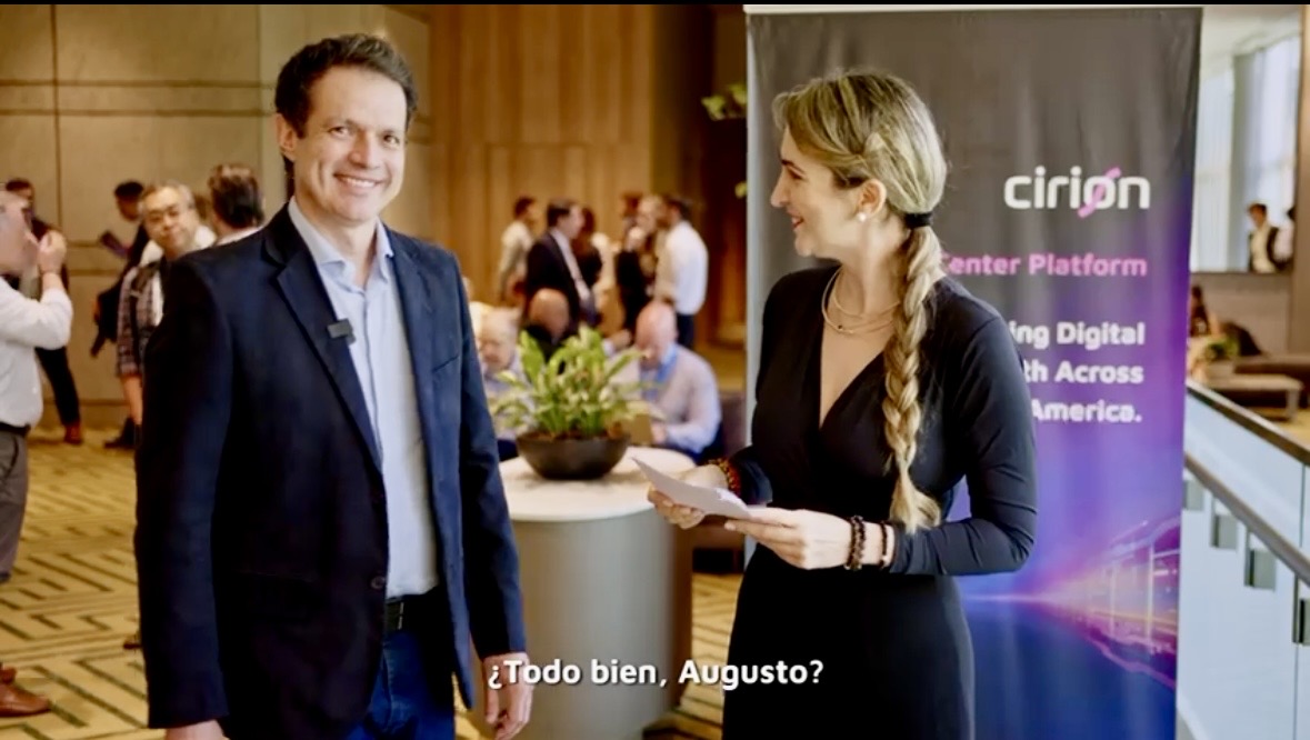 Augusto Salomon sendo entrevistado em evento da Cirion