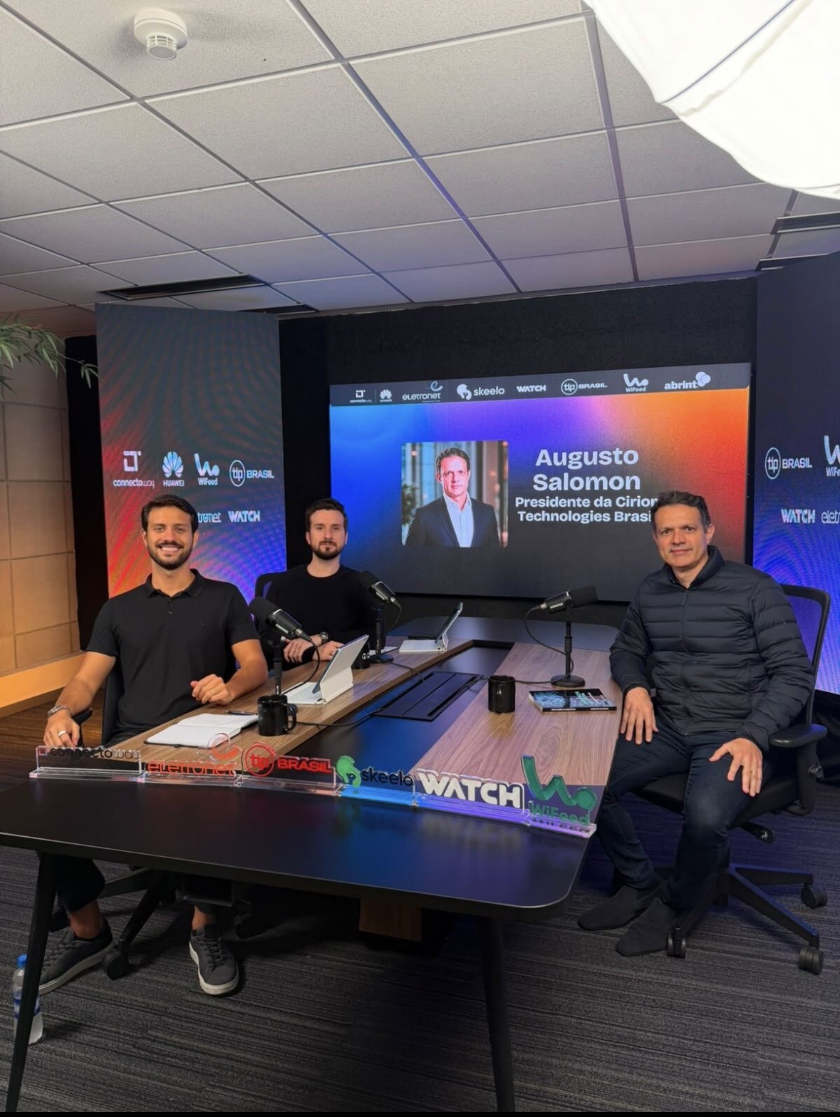 Augusto Salomon em estúdio de podcast com telão exibindo seu nome e cargo de presidente da Cirion Technologies Brasil