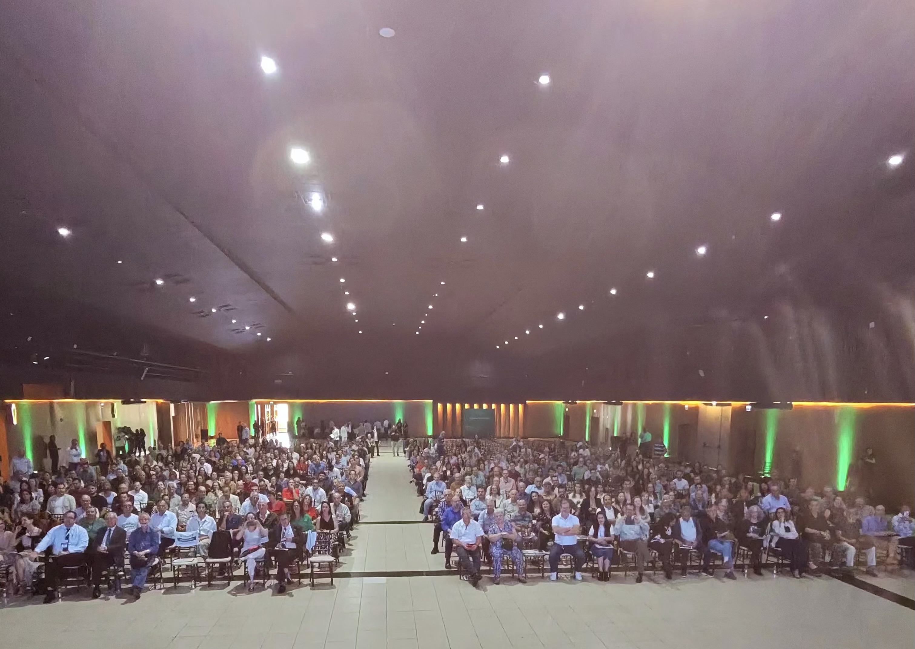 Plateia com centenas de pessoas em auditório durante palestra de Augusto Salomon